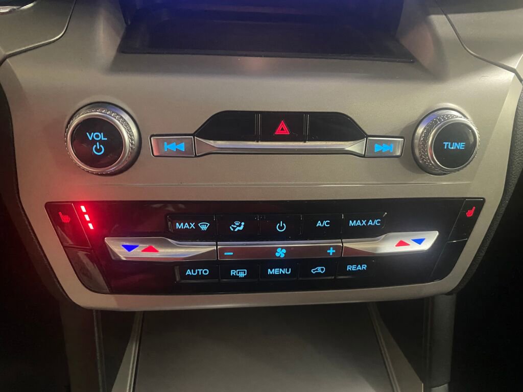 Used 2023 Ford Explorer XLT image 13