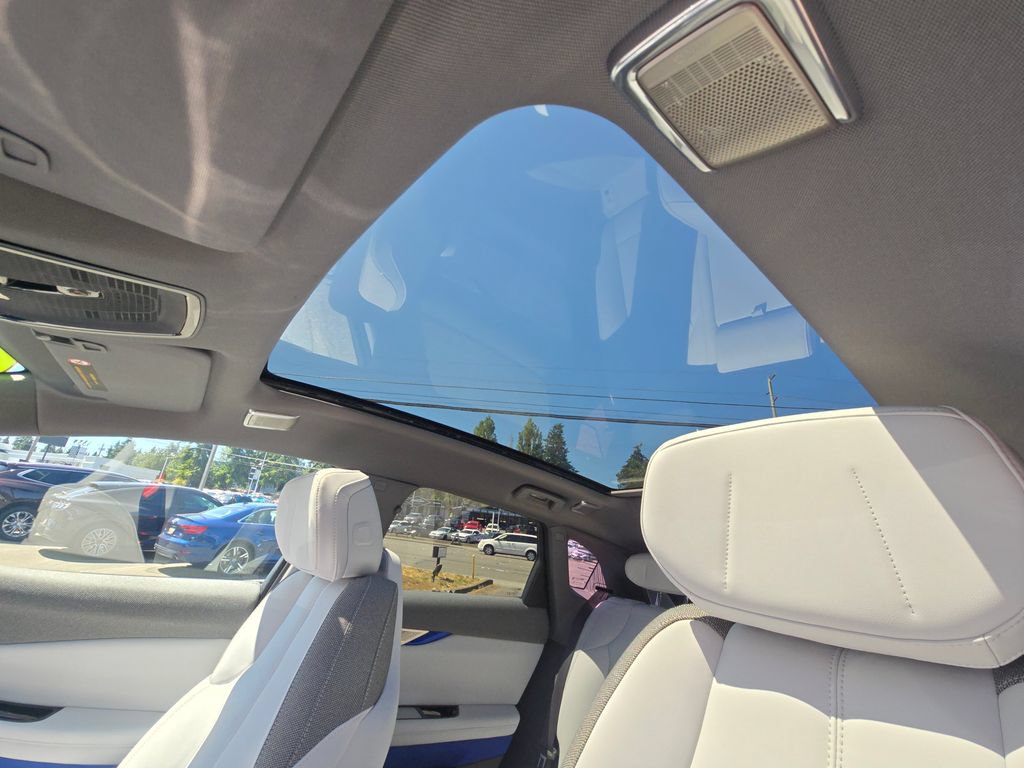 Used 2025 Cadillac Optiq Sport 1 w/ LPO, ONYX Package AWD/4WD image 23