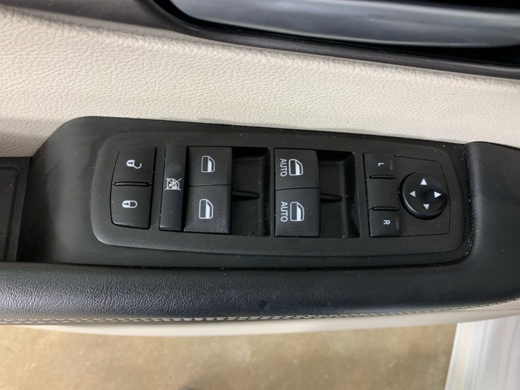 Used 2024 Chrysler Pacifica Touring-L image 19