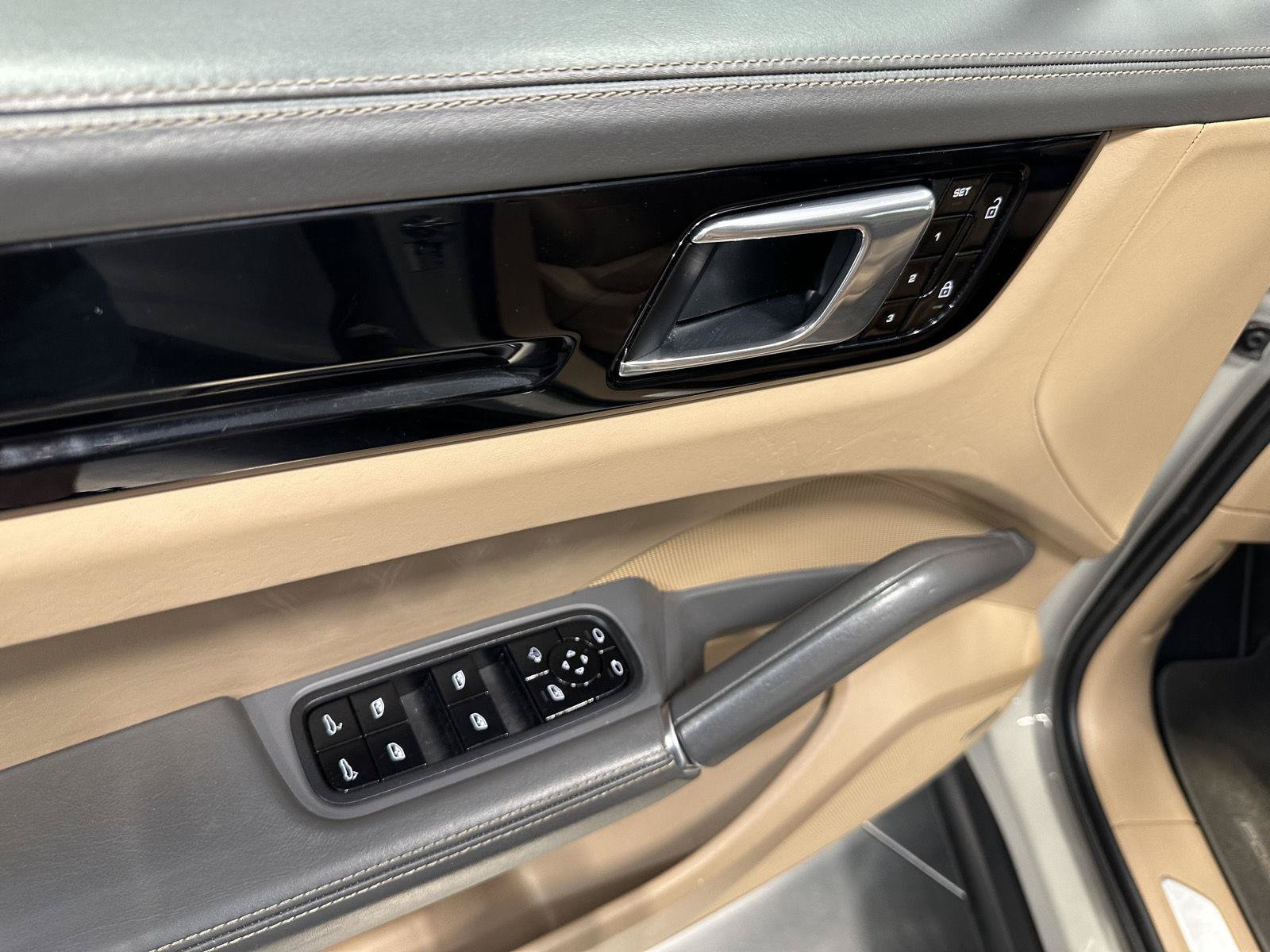 Used 2020 Porsche Cayenne AWD/4WD image 16