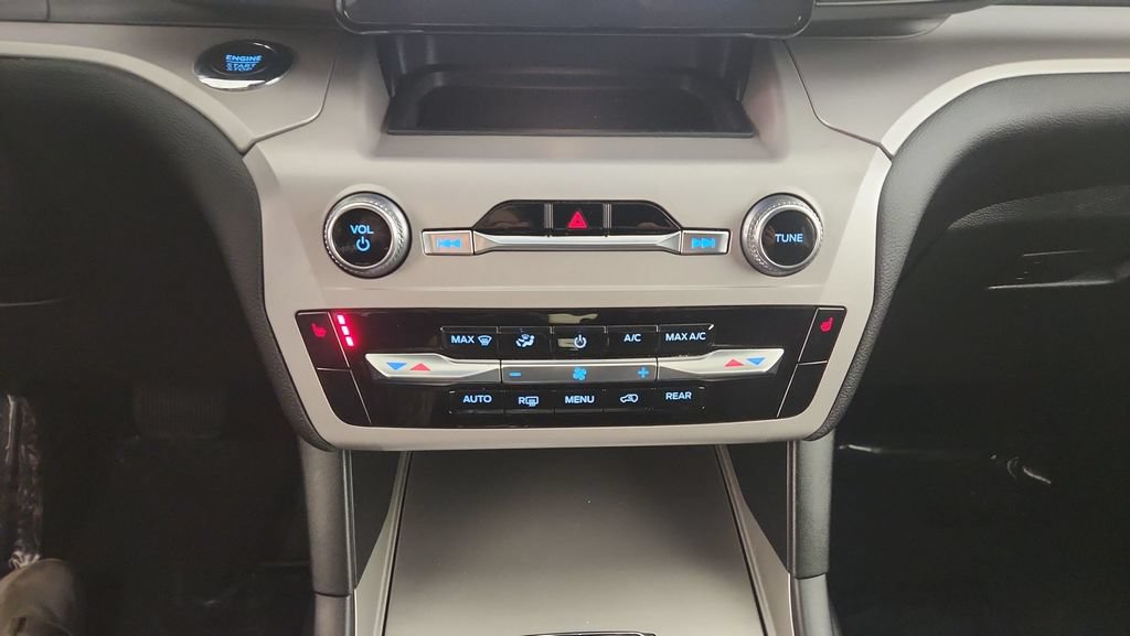 Used 2023 Ford Explorer XLT AWD/4WD image 17