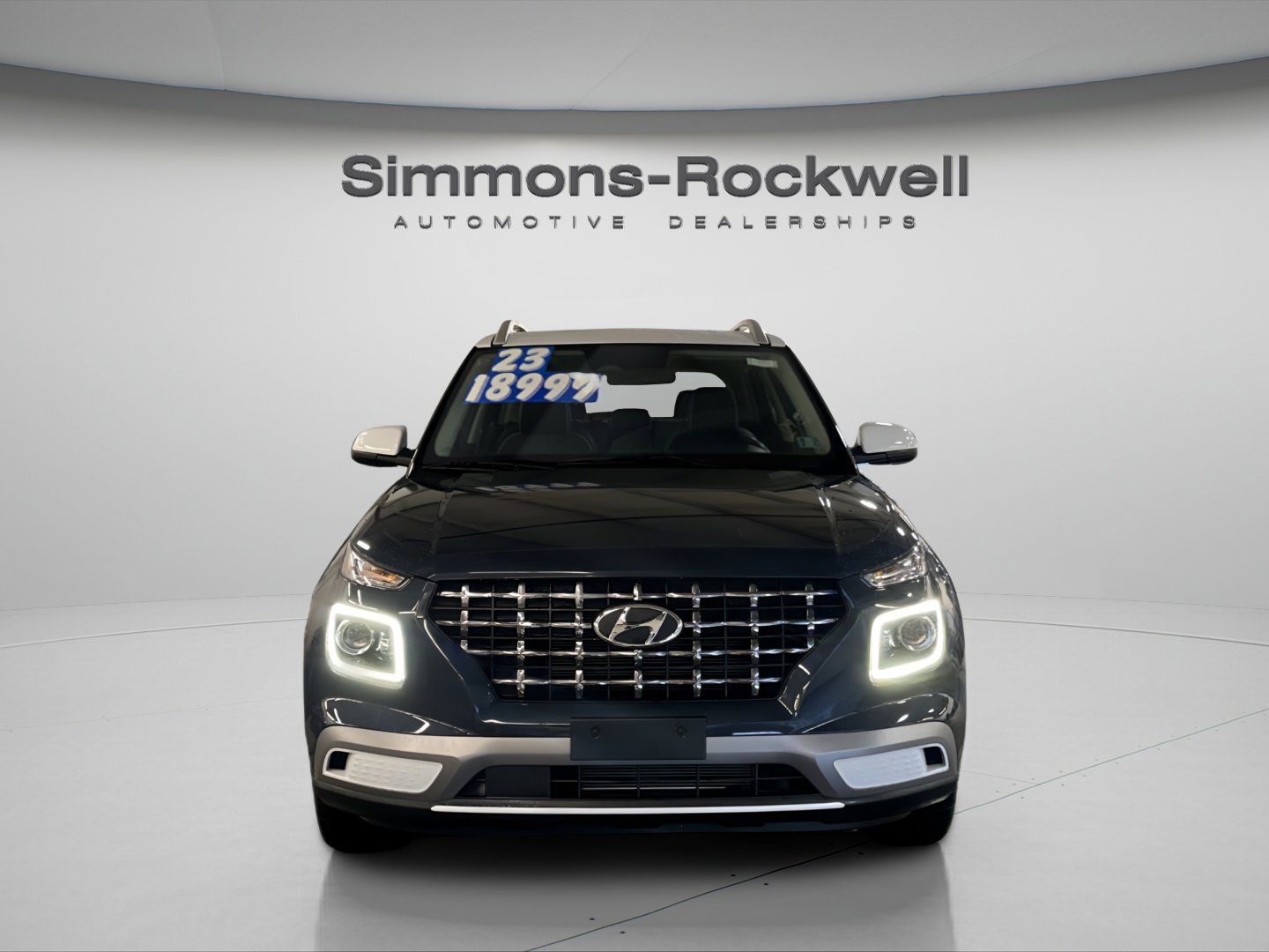 Used 2023 Hyundai Venue Limited image 2