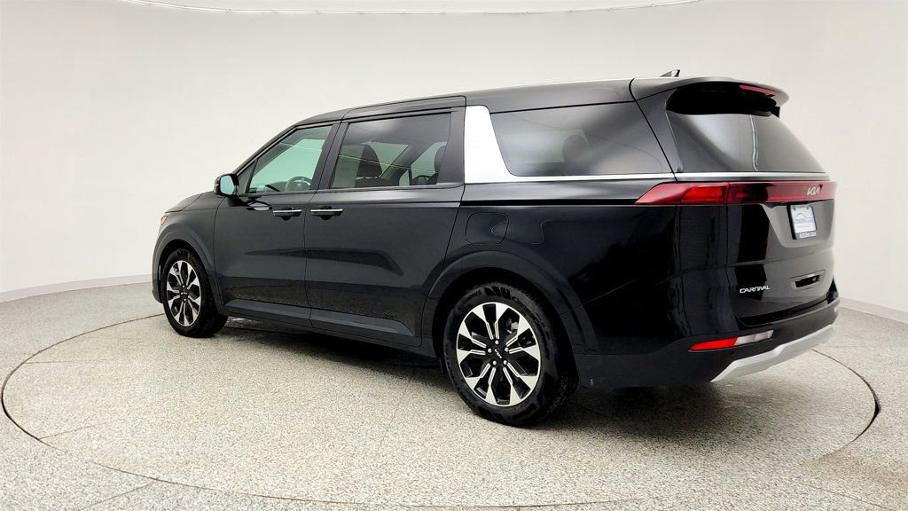 Used 2024 Kia Carnival EX image 7
