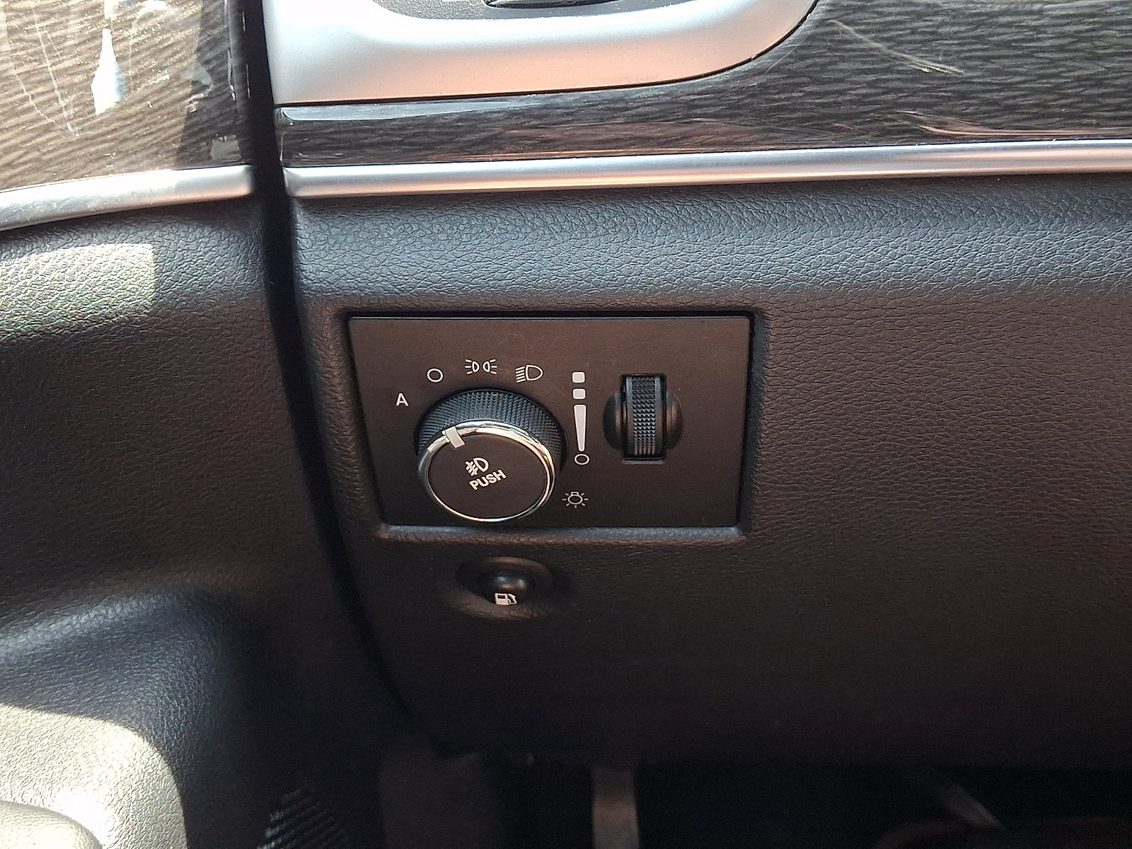 Used 2011 Jeep Grand Cherokee 70th Anniversary AWD/4WD image 23
