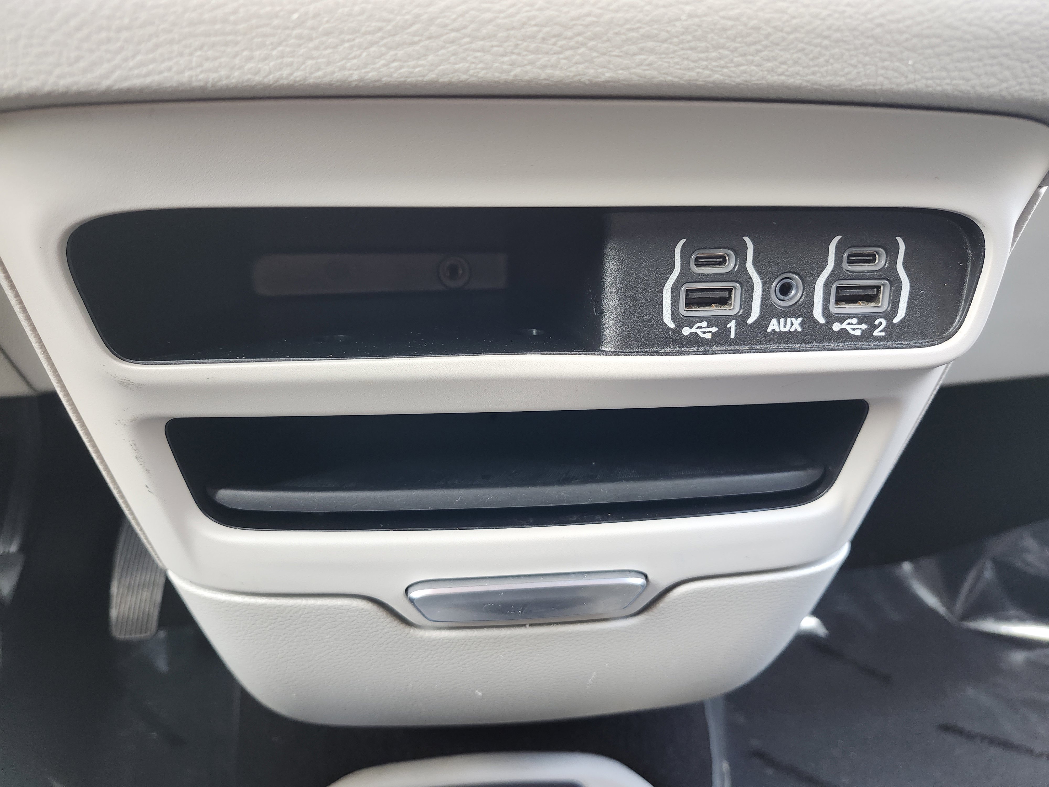 Used 2021 Chrysler Voyager Lxi image 31