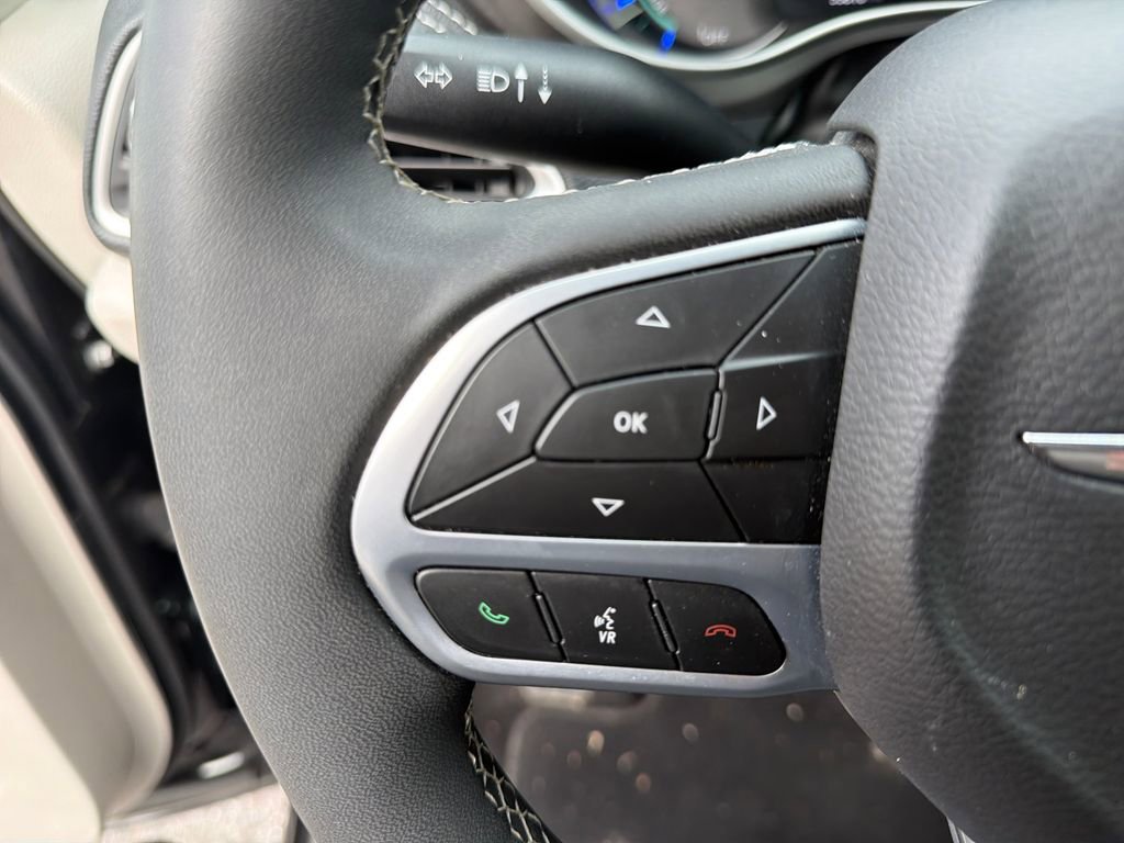 Used 2024 Chrysler Pacifica Select image 61