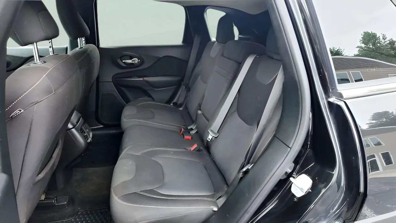 Used 2017 Jeep Cherokee Latitude w/ Cold Weather Group image 19