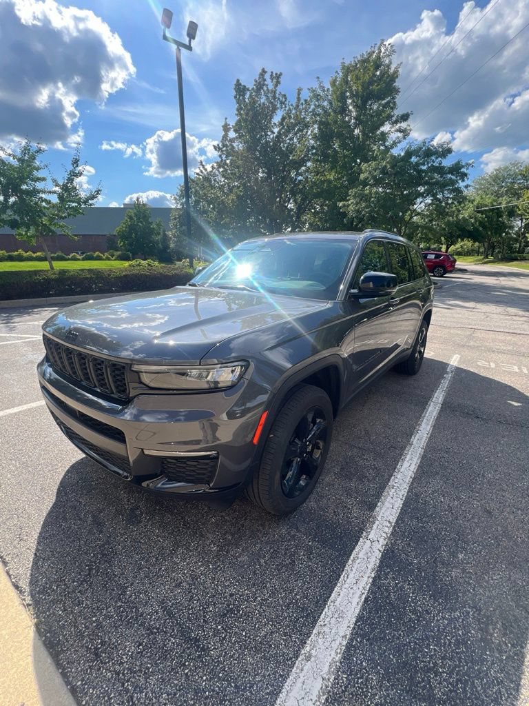 Used 2023 Jeep Grand Cherokee L Limited w/ Black Appearance Package AWD/4WD image 2