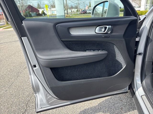 Used 2025 Volvo XC40 B5 Core image 17