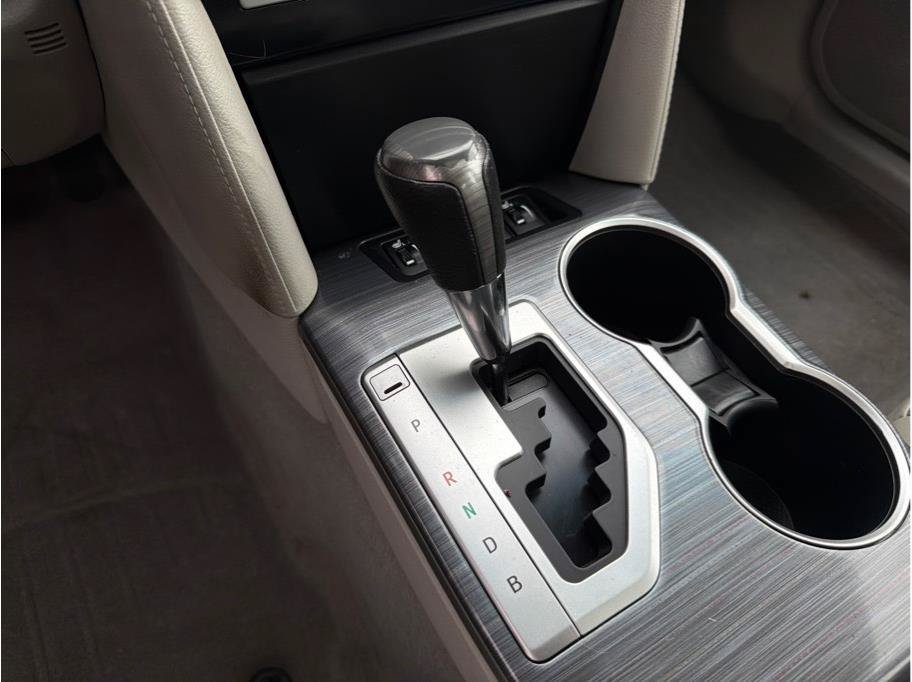 Used 2012 Toyota Camry XLE w/ Leather Pkg FWD image 18
