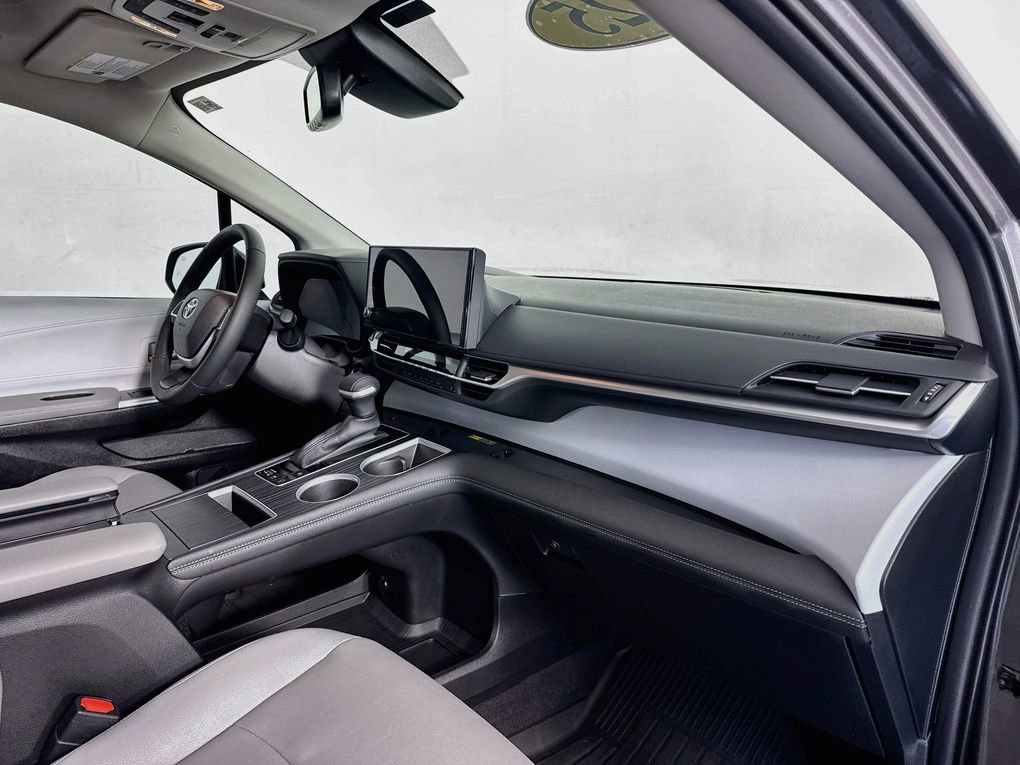 Used 2025 Toyota Sienna XLE FWD image 34
