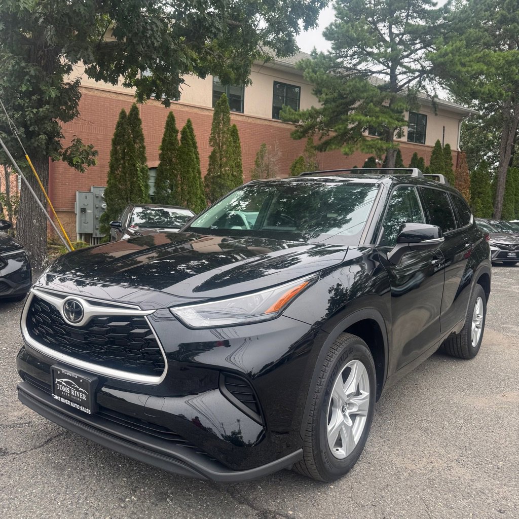 Used 2022 Toyota Highlander L image 2