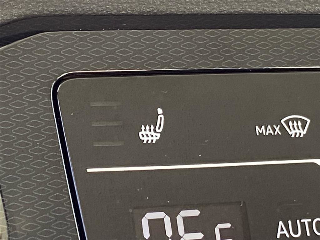 Used 2025 Volkswagen Taos SE image 16