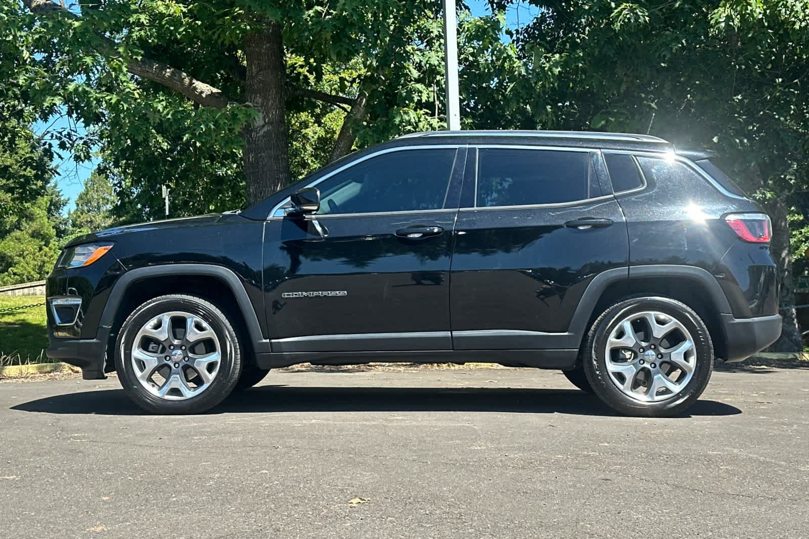 Used 2017 Jeep Compass Limited w/ Navigation Group AWD/4WD image 5