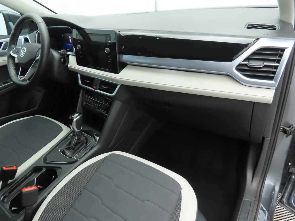 Used 2025 Volkswagen Taos SE w/ Panoramic Sunroof Package image 17