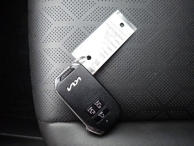 Used 2024 Kia Carnival EX image 30