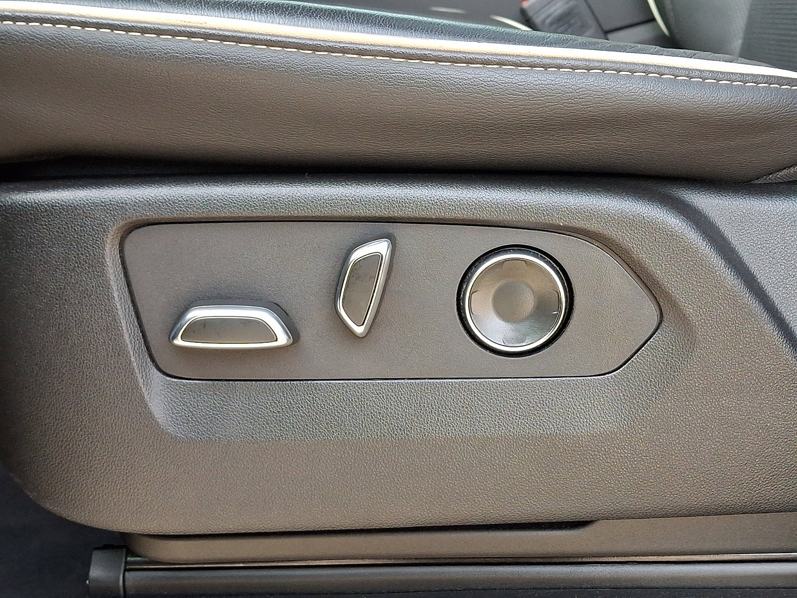 Certified 2024 Cadillac Escalade Sport w/ LPO, ONYX Package image 18