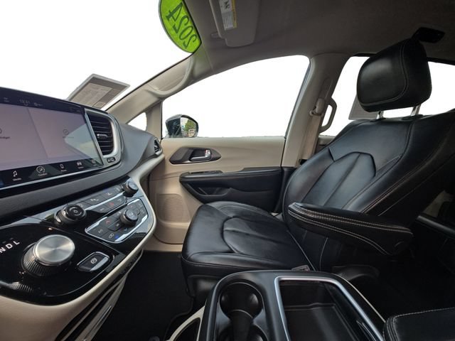 Used 2024 Chrysler Pacifica Touring-L FWD image 8