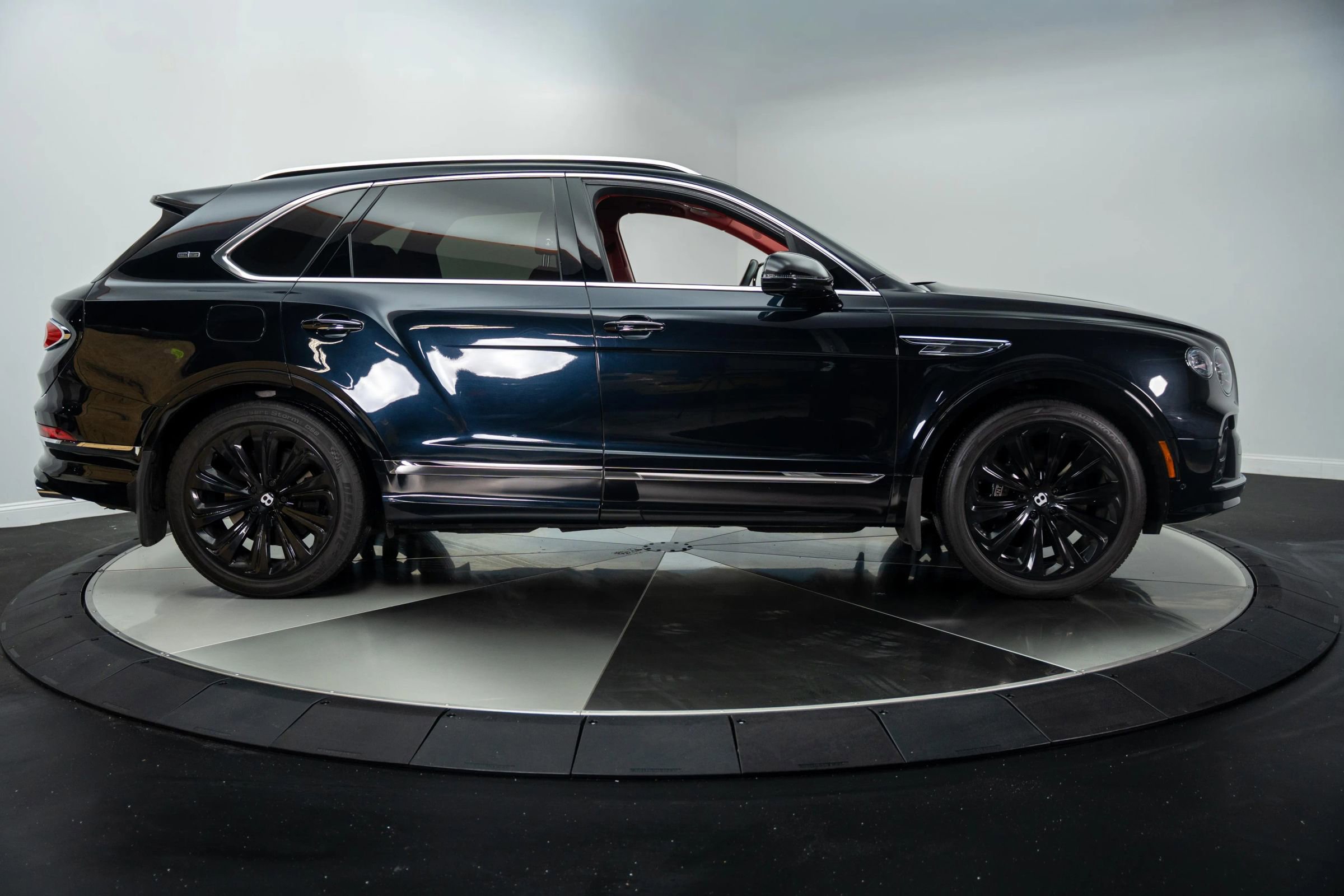 Used 2021 Bentley Bentayga w/ First Edition Specification image 11