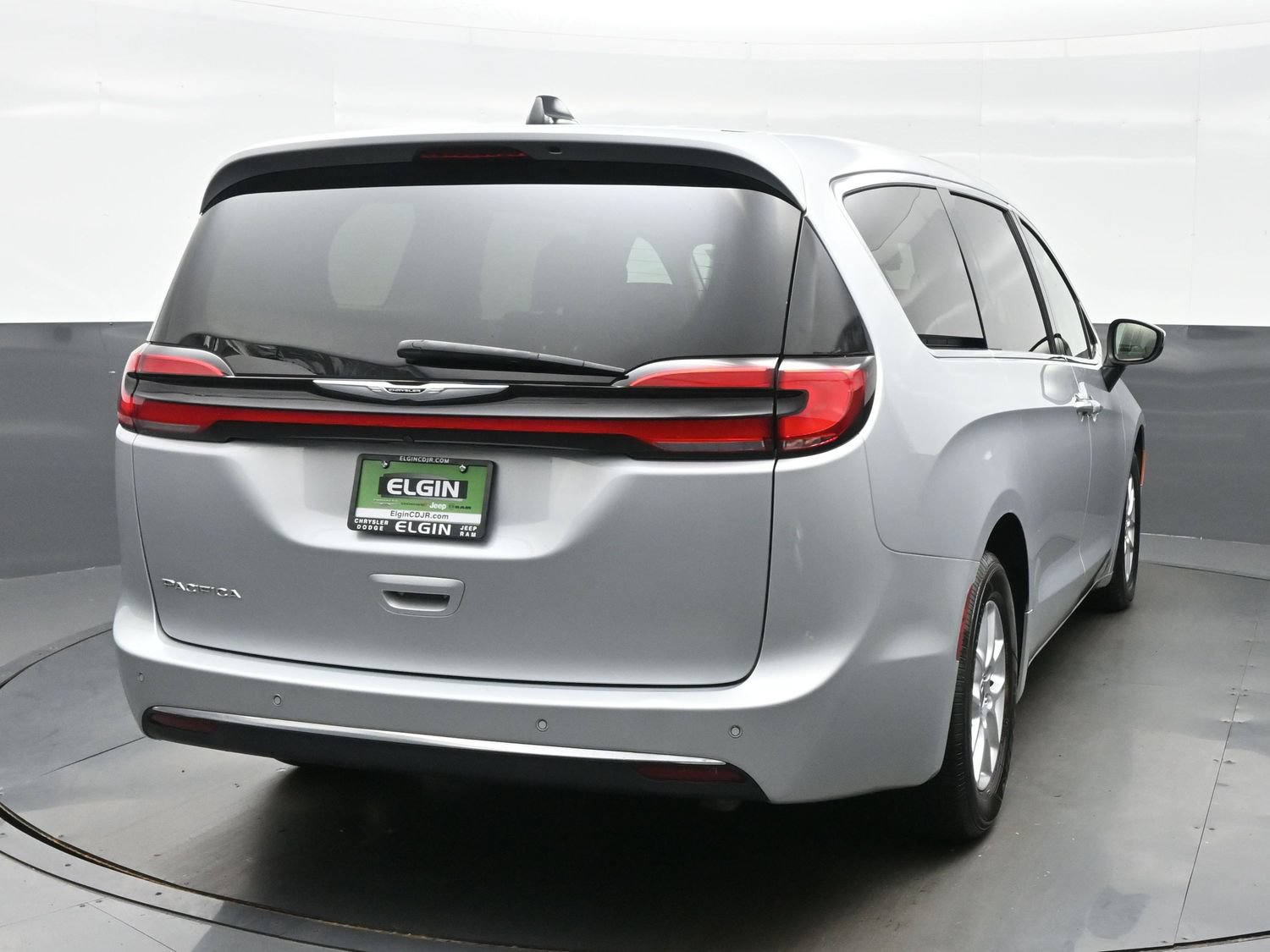 Used 2023 Chrysler Pacifica Touring-L FWD image 7