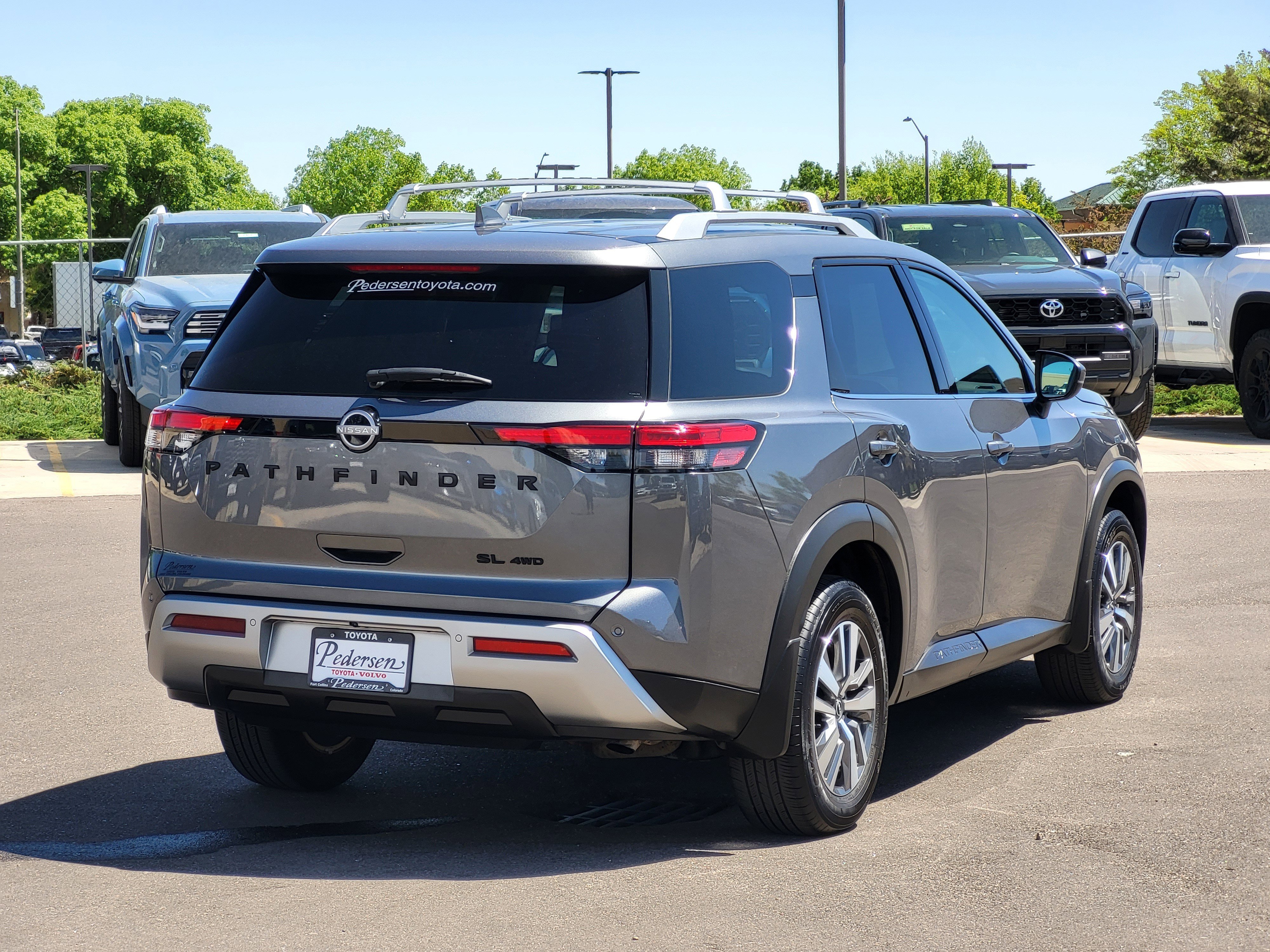 Used 2024 Nissan Pathfinder SL w/ Black Appearance Package AWD/4WD image 2