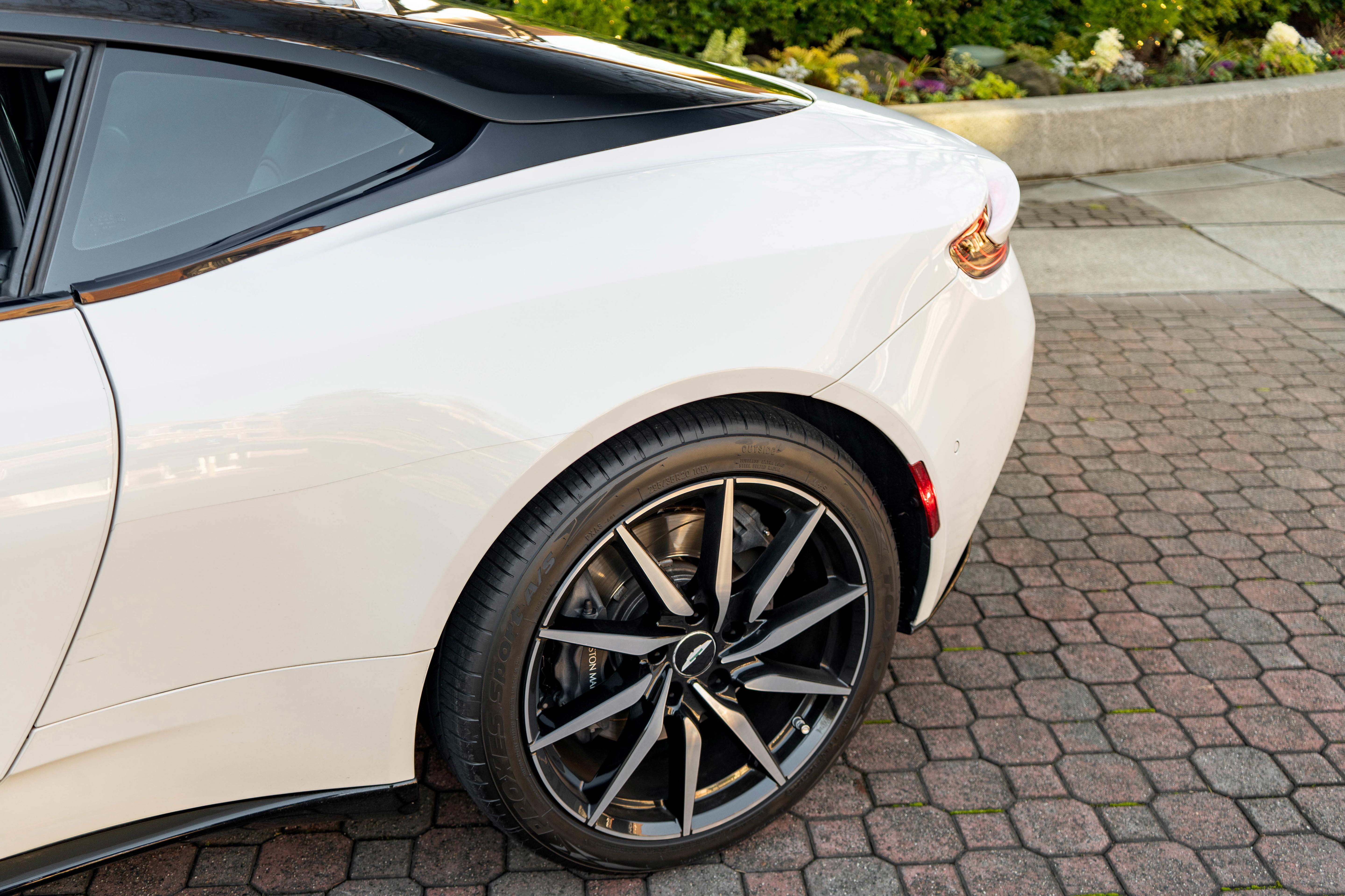 Used 2019 Aston Martin DB11 Coupe image 33