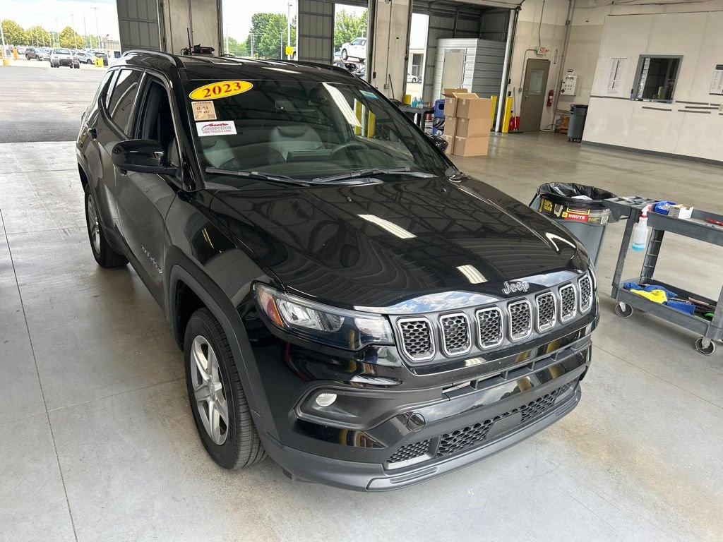 Used 2023 Jeep Compass Latitude w/ Convenience Group AWD/4WD image 1