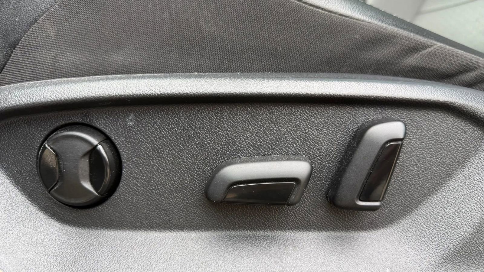 Used 2018 Volkswagen Tiguan SE w/ Panoramic Sunroof Package image 28