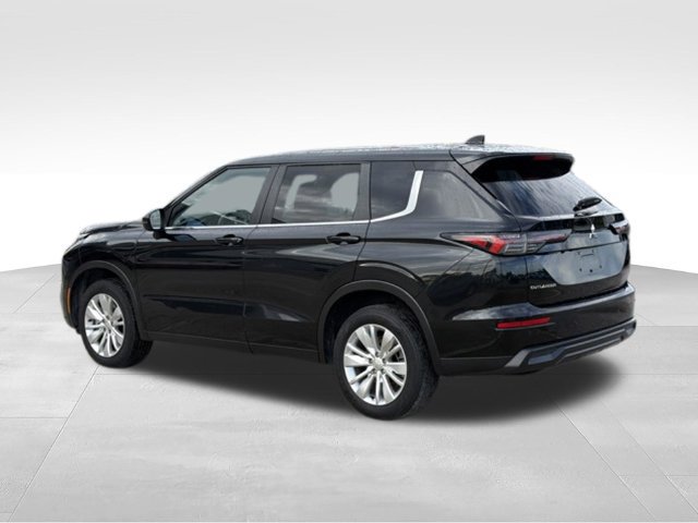 Used 2025 Mitsubishi Outlander ES FWD image 3