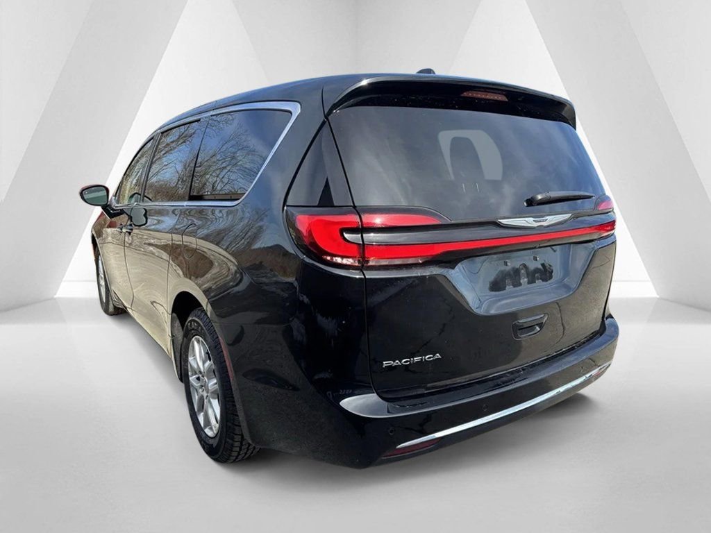 Used 2024 Chrysler Pacifica Touring-L image 5