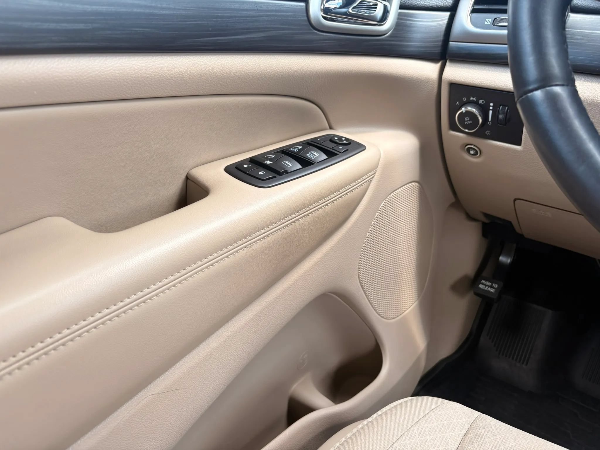 Used 2019 Jeep Grand Cherokee Laredo AWD/4WD image 22