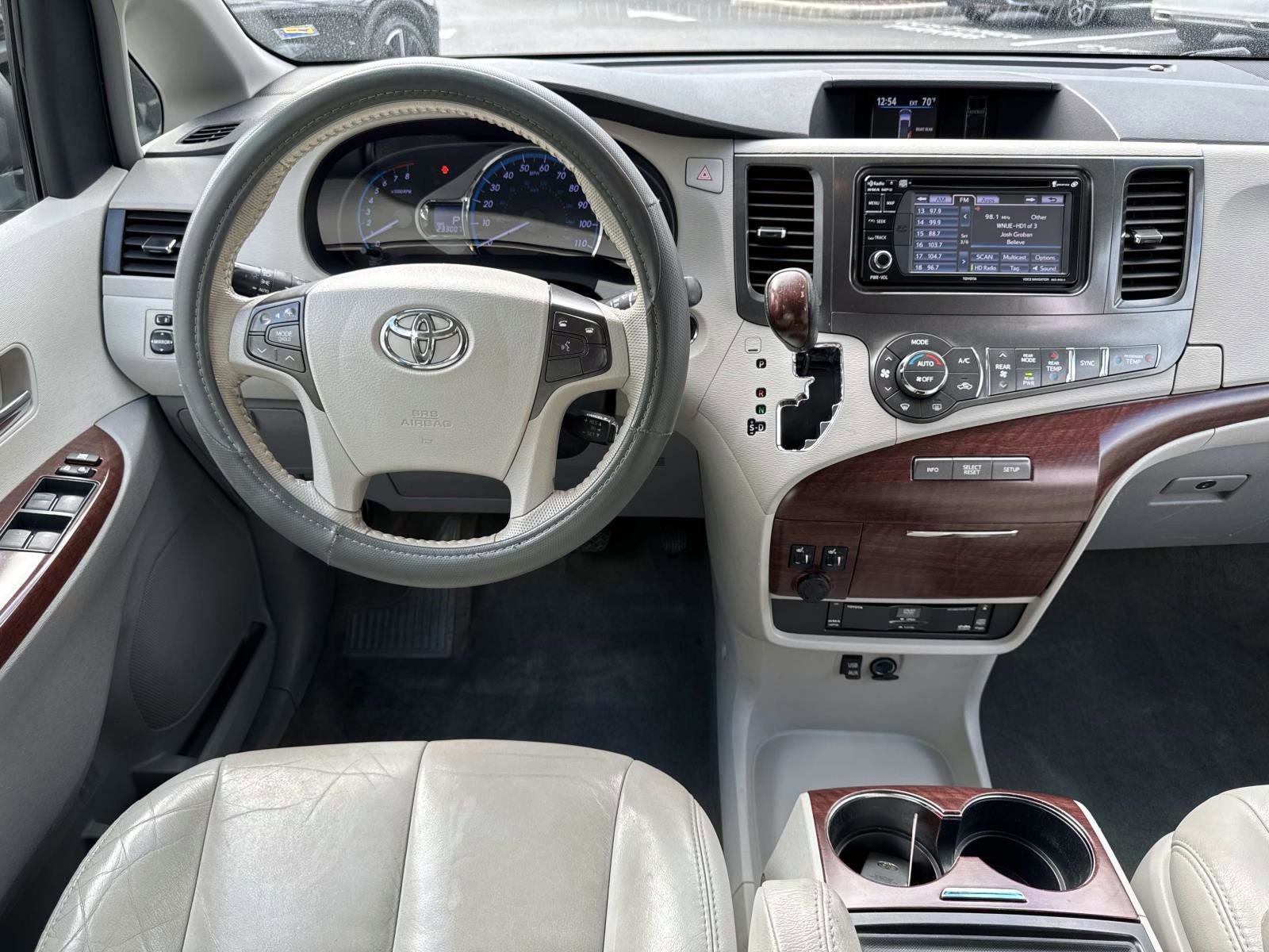 Used 2014 Toyota Sienna XLE image 22