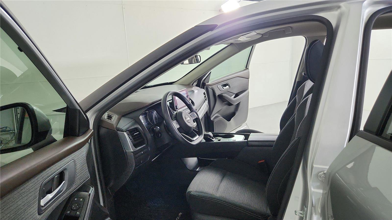 Used 2023 Nissan Rogue SV FWD image 9