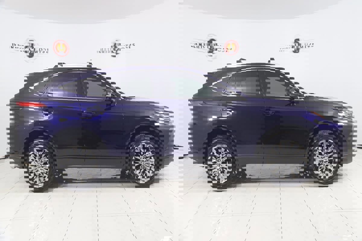 Used 2023 Toyota Venza Limited image 2