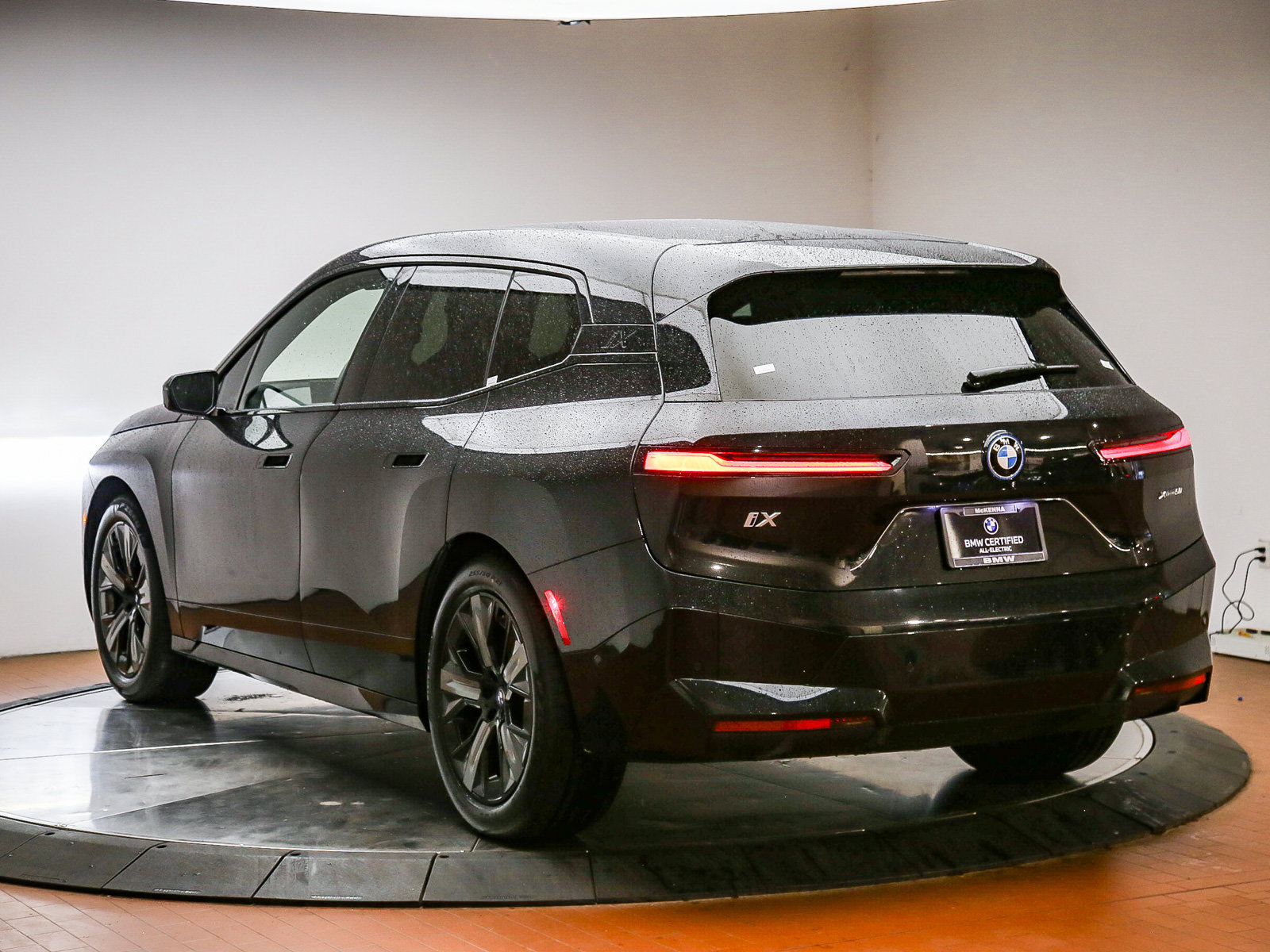 Used 2023 BMW iX xDrive50 w/ Premium Package AWD/4WD image 5