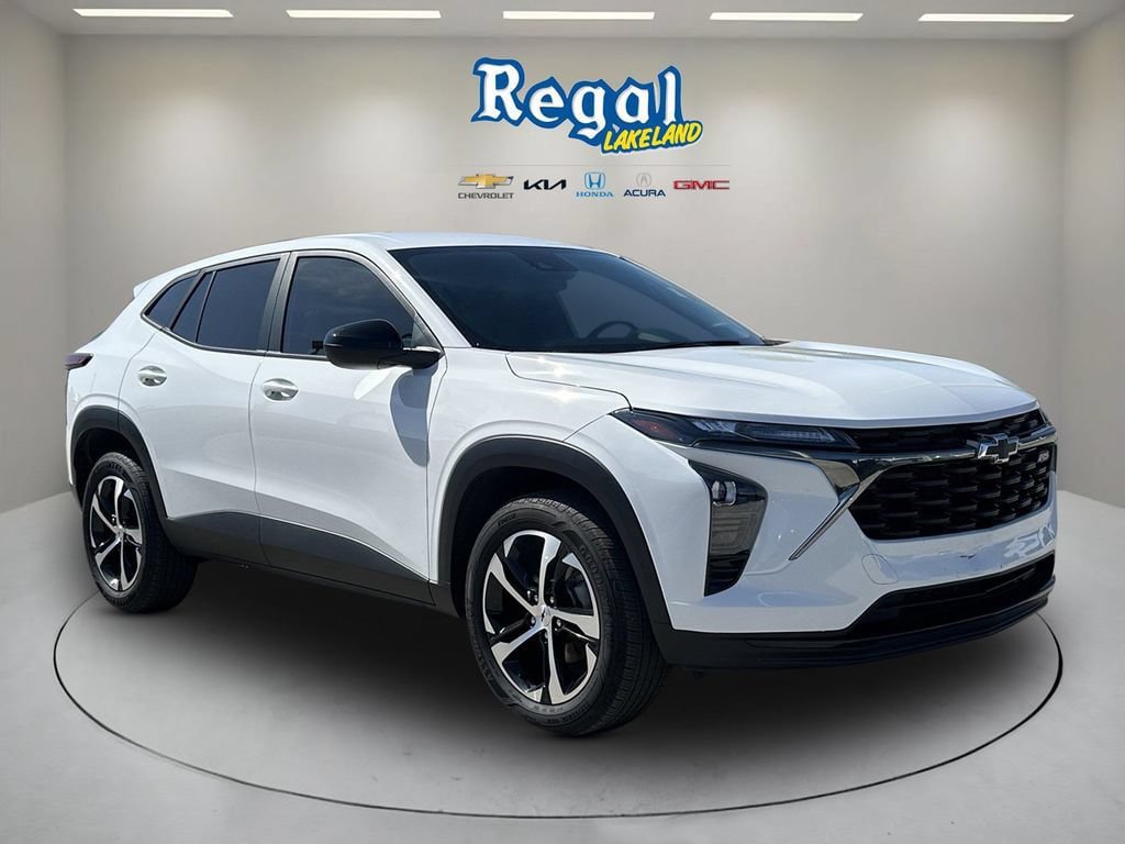Used 2025 Chevrolet Trax RS FWD image 1