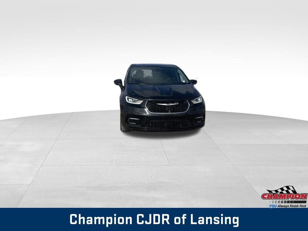 Used 2023 Chrysler Pacifica Touring-L image 7