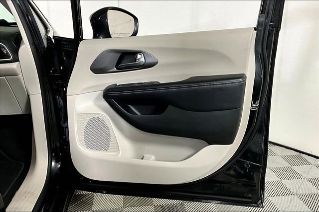 Used 2022 Chrysler Pacifica Touring-L image 23
