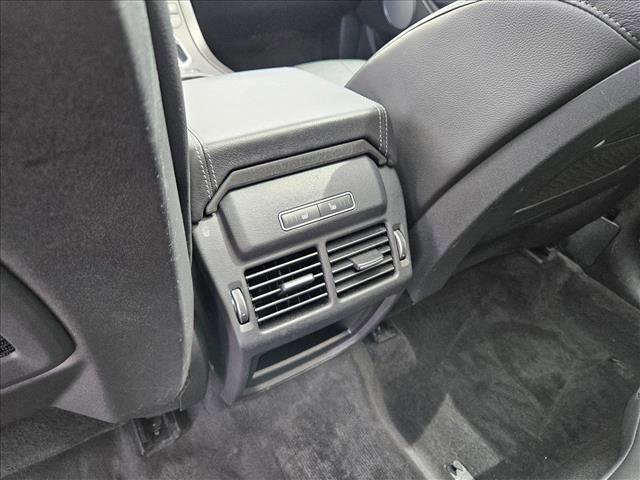 Used 2019 Land Rover Range Rover Evoque SE Premium image 18