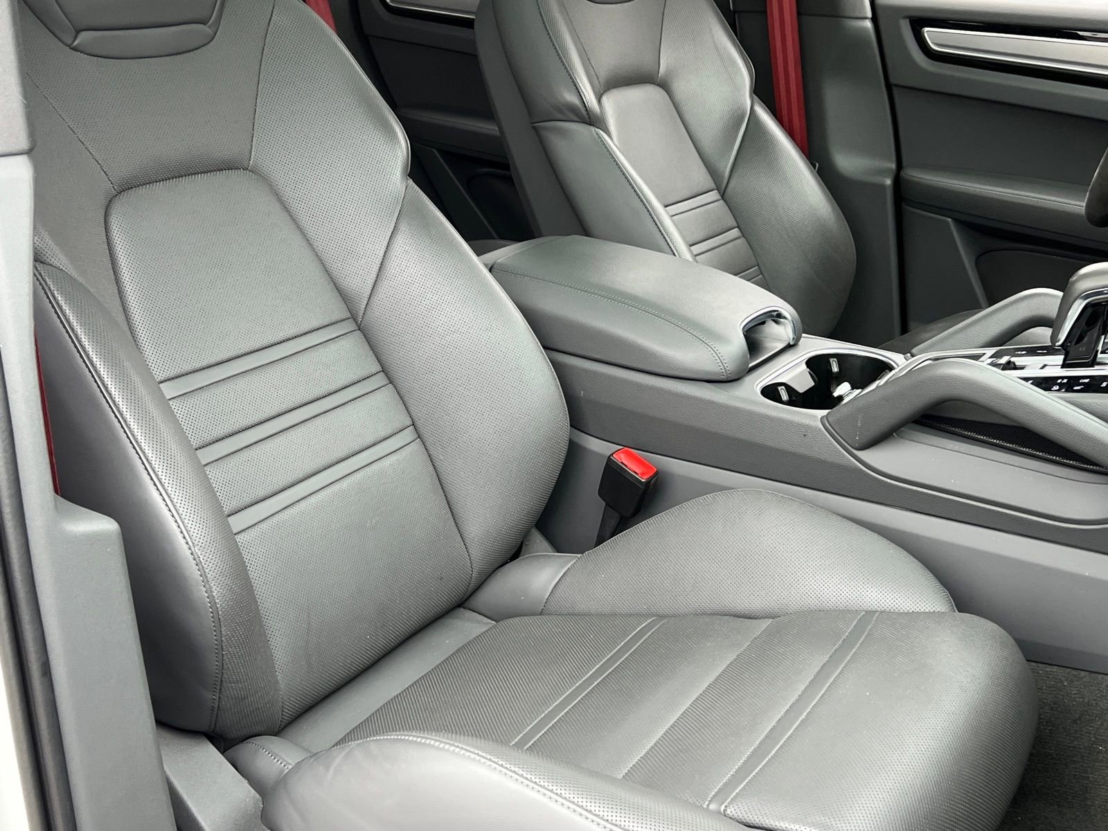 Certified 2022 Porsche Cayenne Platinum Edition image 16