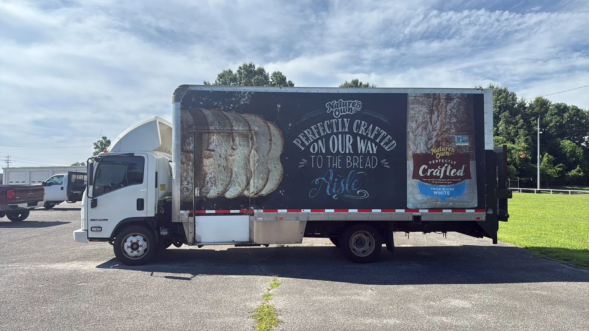 Used 2018 Isuzu NPR RWD image 2