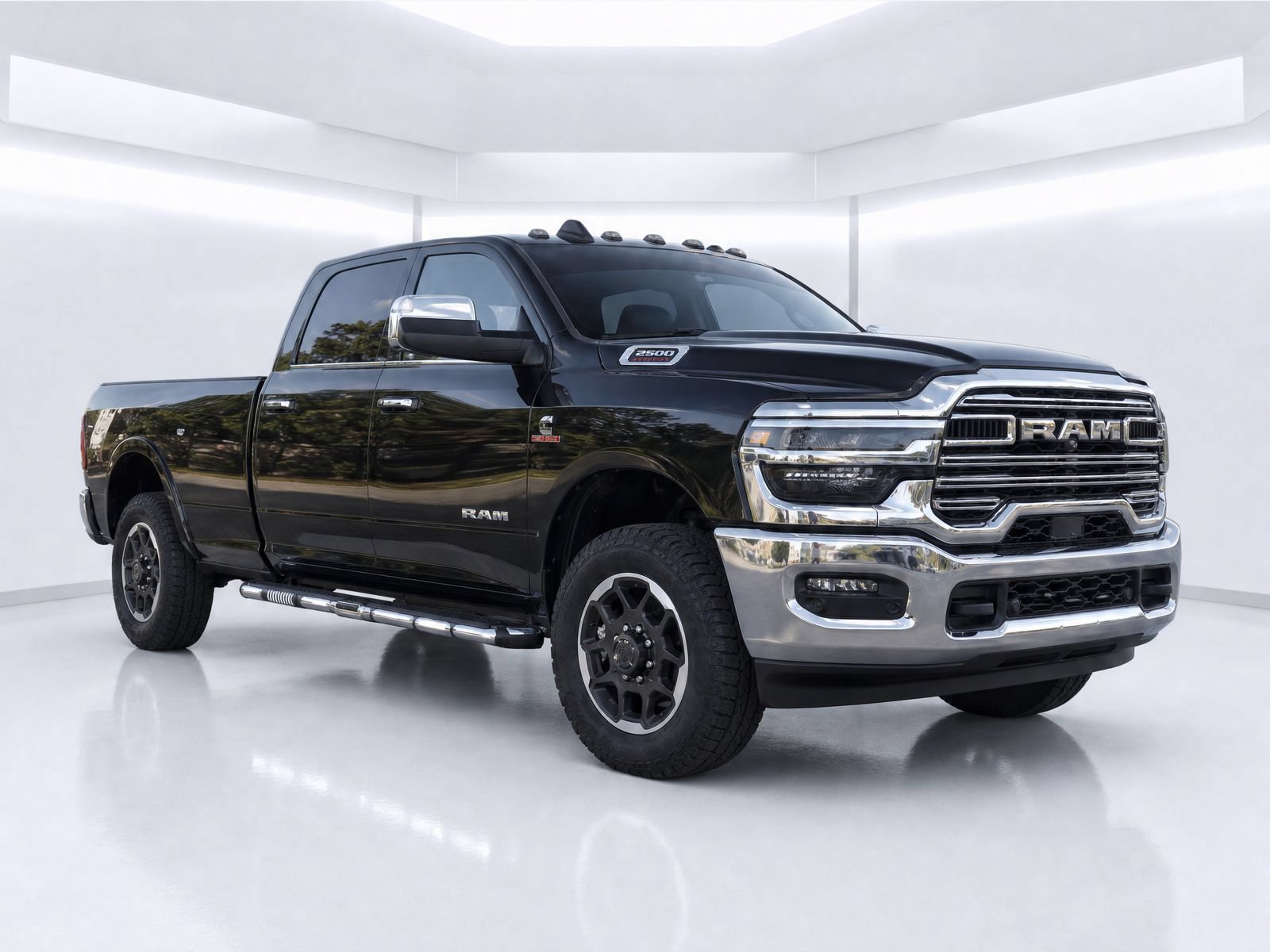 Used 2025 RAM 2500 Laramie AWD/4WD image 2