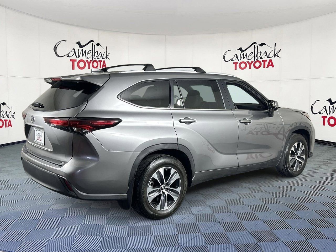 Used 2025 Toyota Highlander XLE image 7