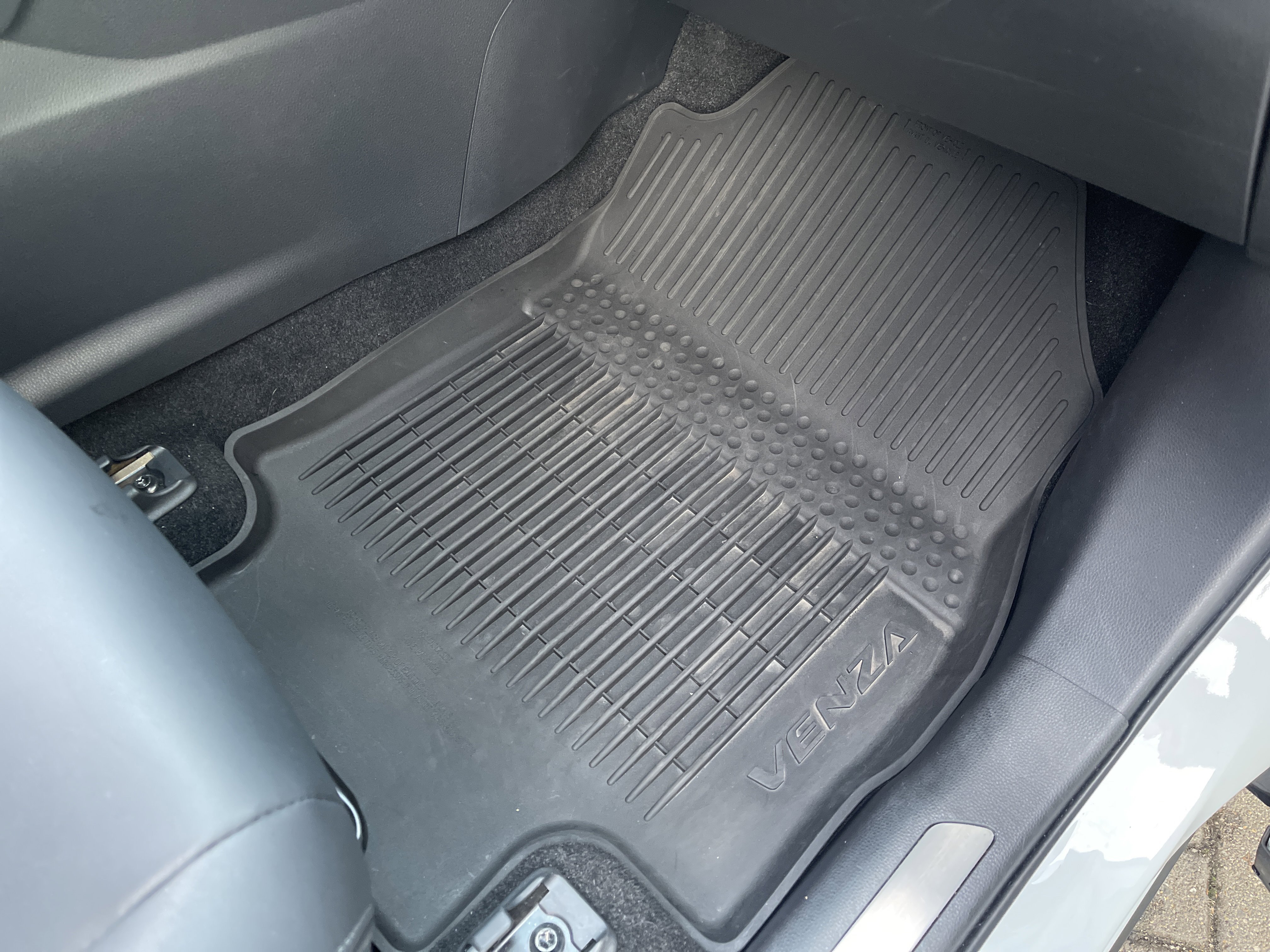 Used 2023 Toyota Venza XLE image 37