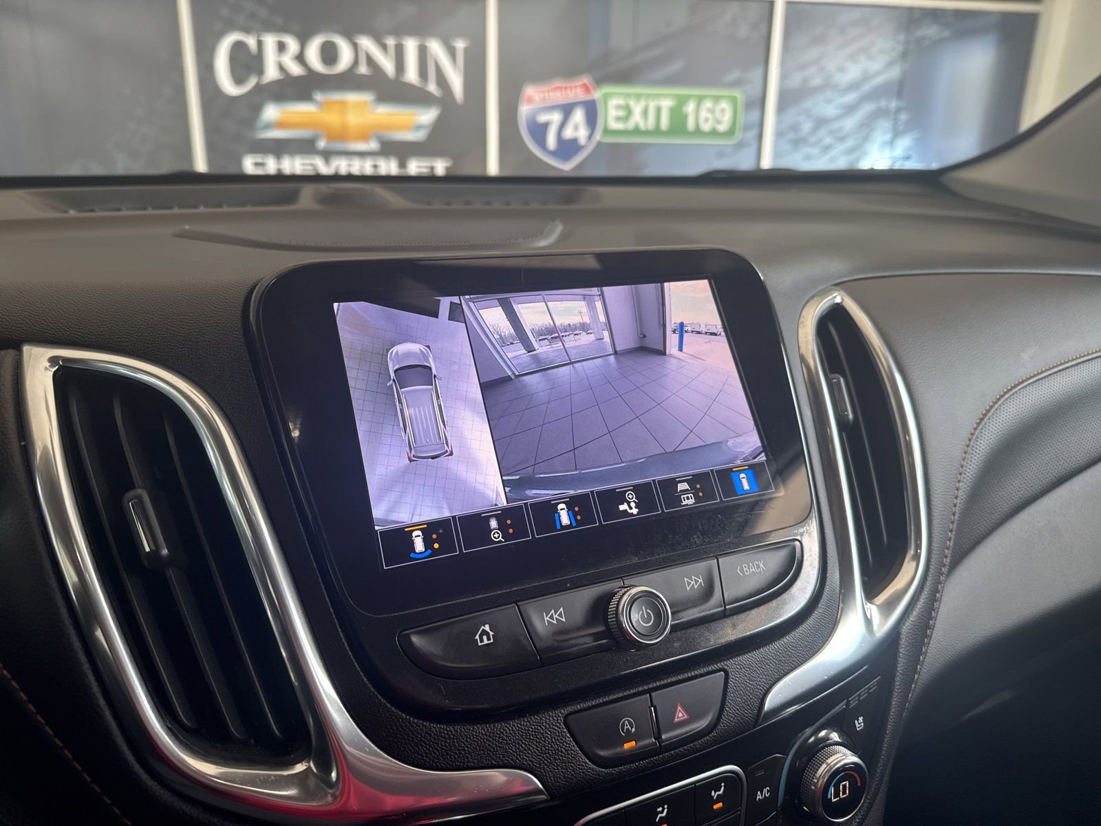 Used 2023 Chevrolet Equinox Premier image 36