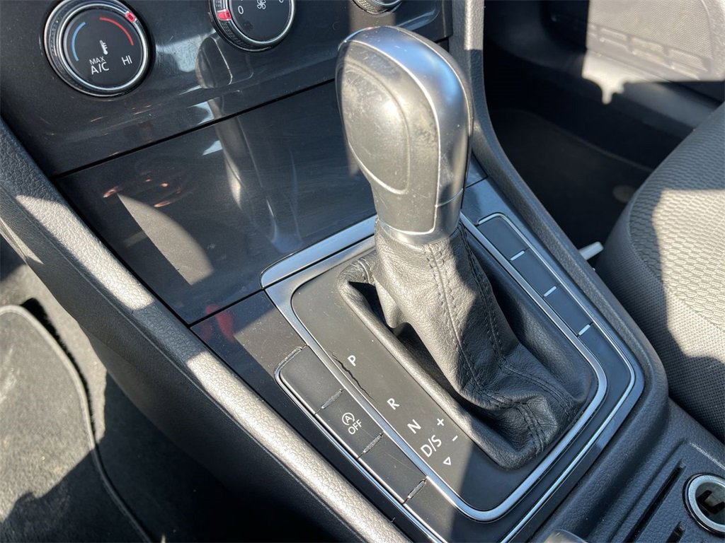 Used 2019 Volkswagen Golf S image 19