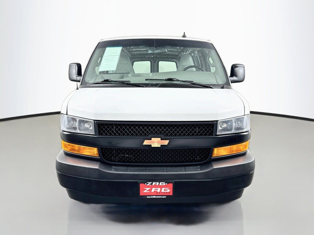 Used 2022 Chevrolet Express 3500 w/ Driver Convenience Package RWD image 8