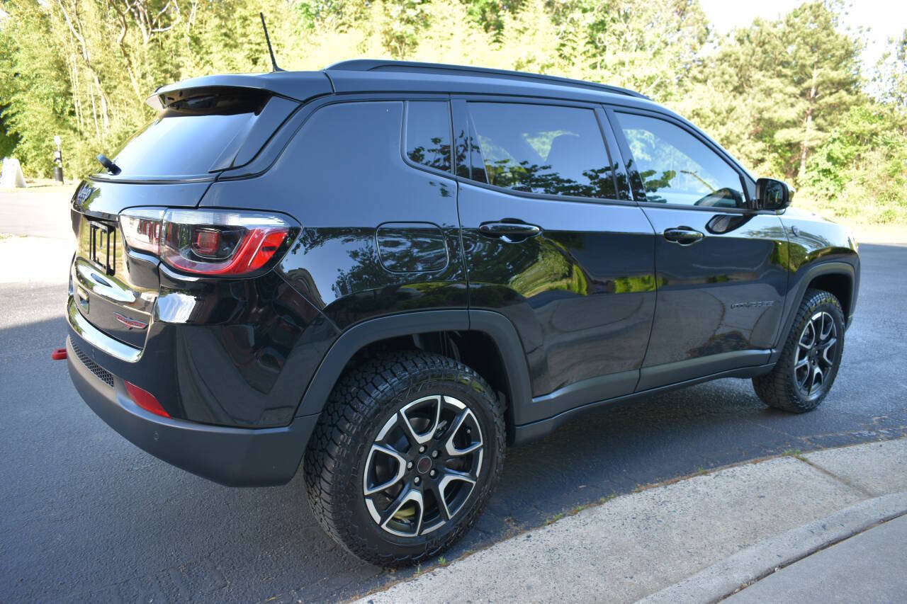 Used 2025 Jeep Compass Trailhawk w/ Sun & Sound Group AWD/4WD image 3