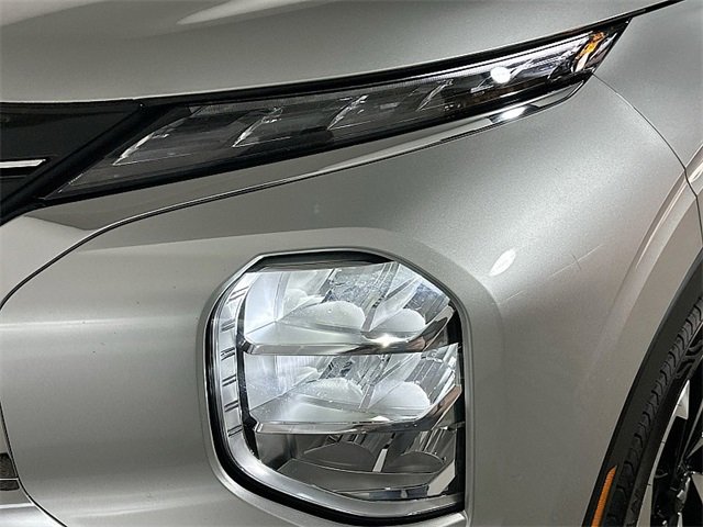 Used 2023 Mitsubishi Outlander SE image 31