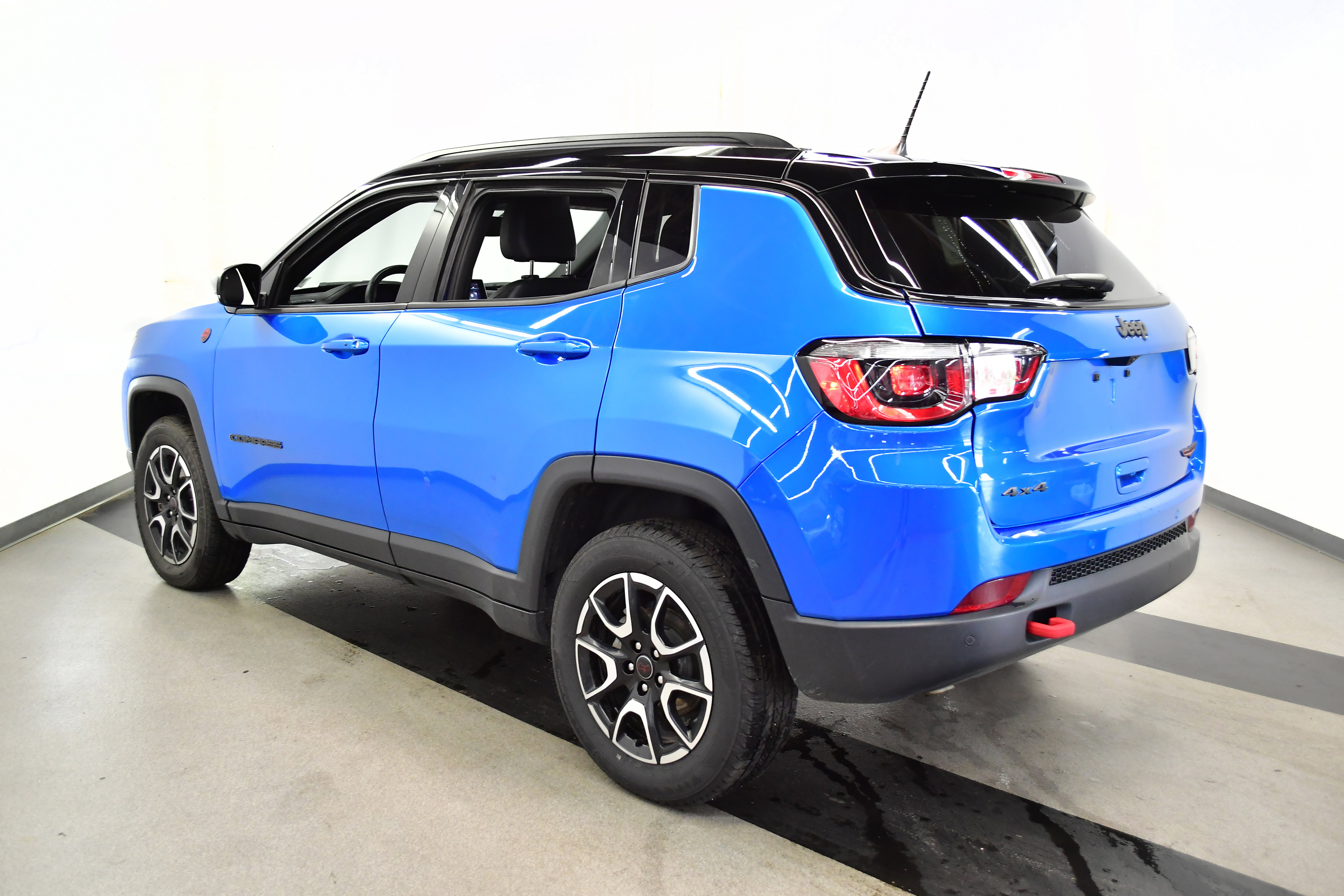 Used 2025 Jeep Compass Trailhawk image 5
